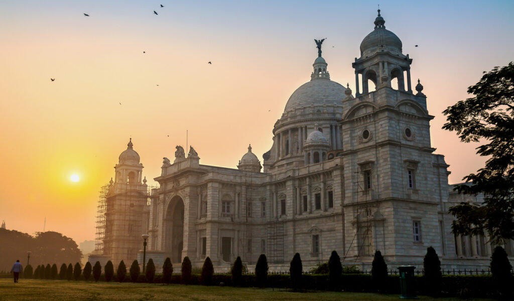 Wunderschöner Sonnenaufgang am Victoria Memorial, einem architektonischen Denkmal und Museum in Kolkata, Indien.